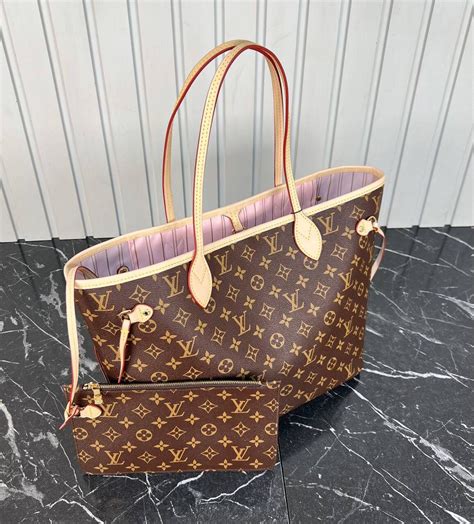 louis vuitton neverfull medium bag.